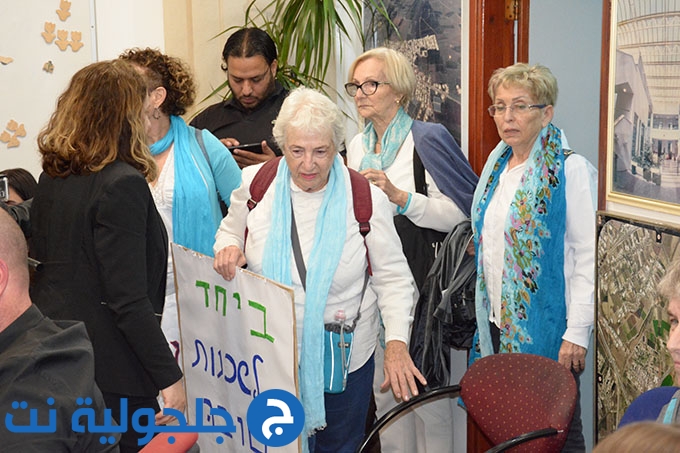 وفد كبير من البلدات اليهودية المجاورة يقوم بزيارة لجلجولية إستنكارا  للعمل التخريبي